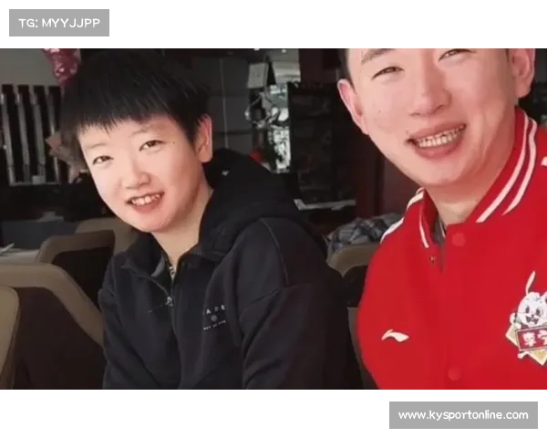 孙颖莎背部力量惊爆体坛!张煜东直播自叹不如:掰手腕我认输